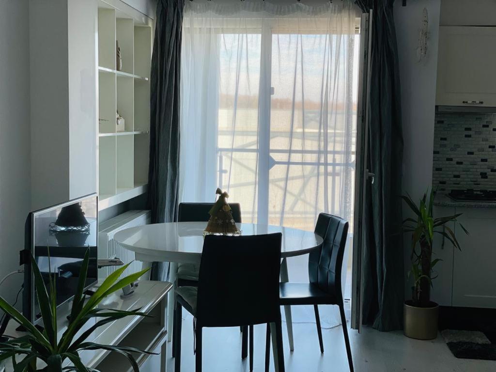 Airplane Residence 1 Otopeni Exterior photo